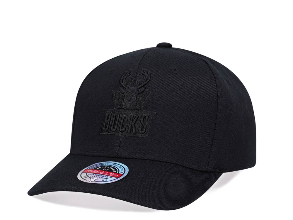 Mitchell & Ness Milwaukee Bucks All Black Classic Red Line Flex Snapback Gorra